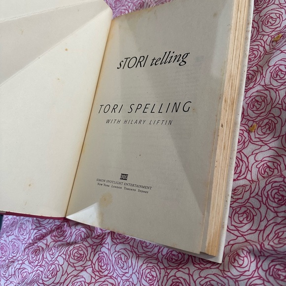 Tori Spelling Book with Black and White Cover Stori Telling Used - Picture 7 of 7